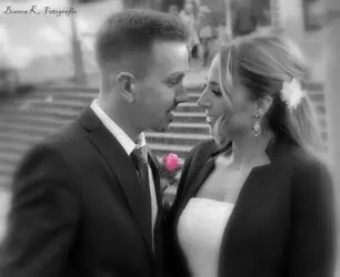 Hochzeitspaar im Liebesmoment, professionelle Hochzeitsfotografie in Aachen.