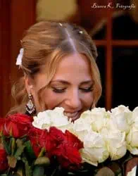 Strahlendes Brautporträt mit Blumen, Hochzeitsfotografie von Bianca K.