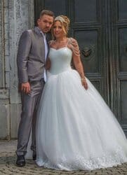 Hochzeitsfotograf Aachen fotografiert Brautpaar vor historischer Mautüre bei Sonnenuntergang.