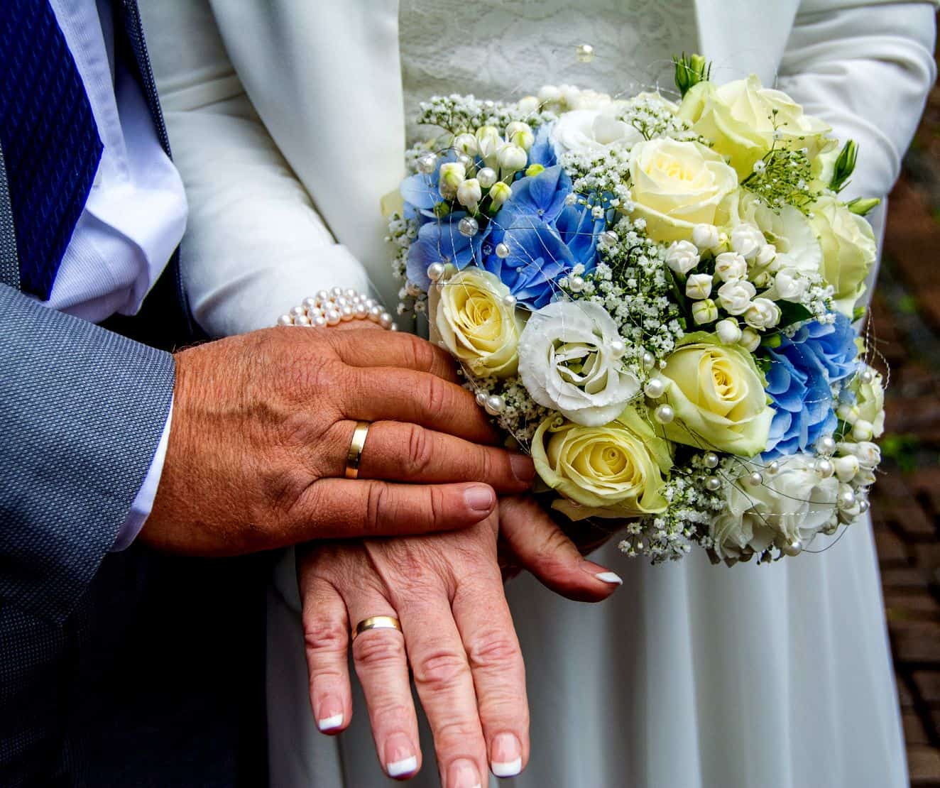 Hochzeitsfotografin Aachen - Florale Brautstrauß Aufnahme, emotionale Hochzeitsmomente festgehalten, professionelle Fotografie in NRW.