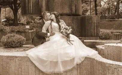 Ein Brautpaar vor einem Brunnen