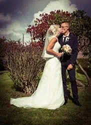 Brautpaar küssend im Garten