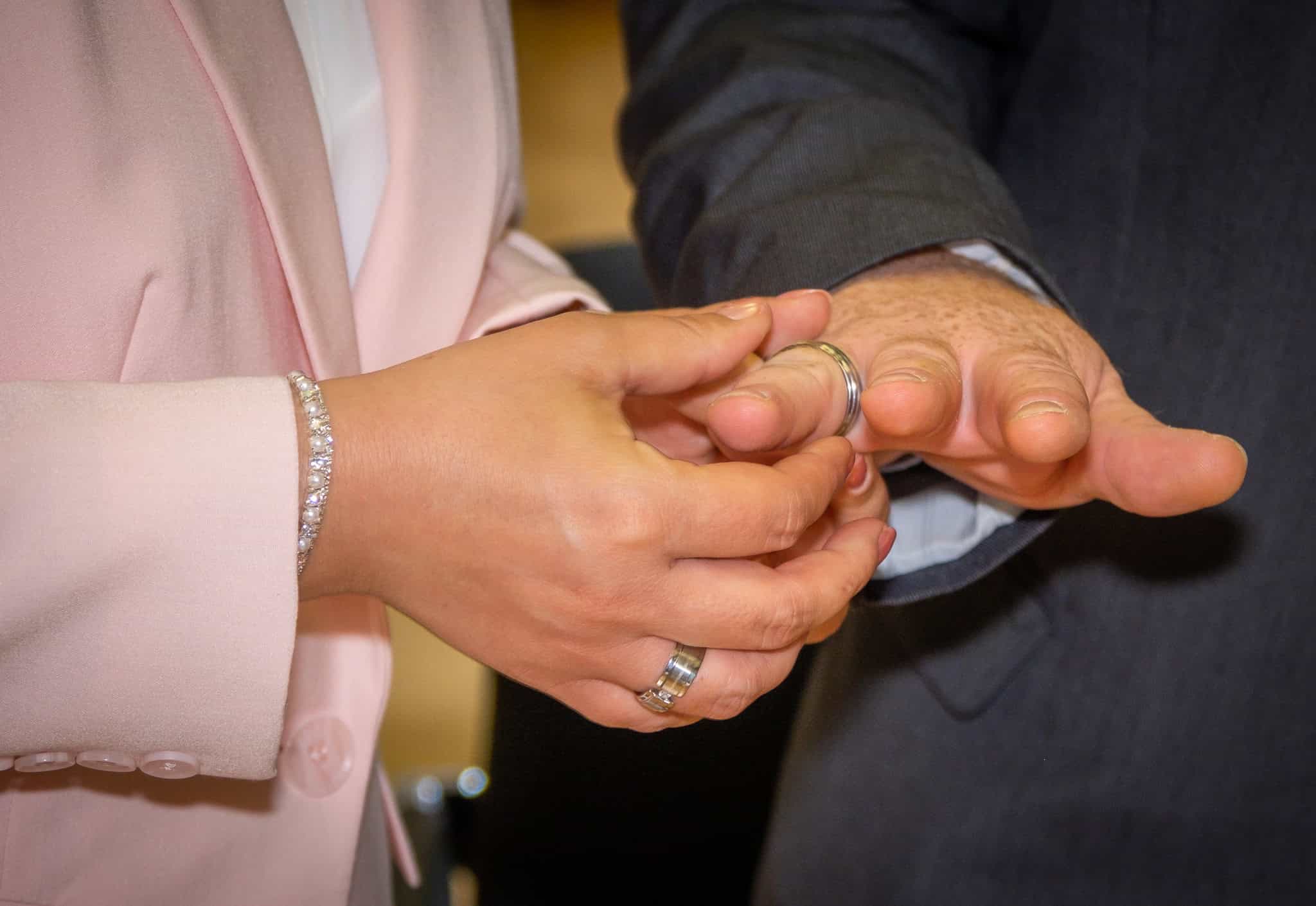 Ringtausch bei einer Hochzeit im Standesamt