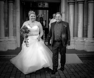 Hochzeitspaar vor Kirche in Aachen, professionelles Hochzeitsfotografie.