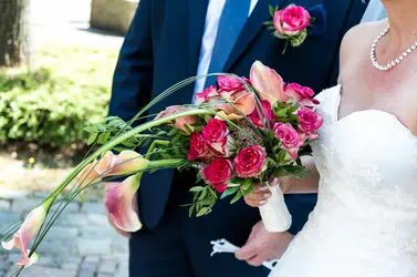 Roter Blumenstrauss für das Hochzeitspaar