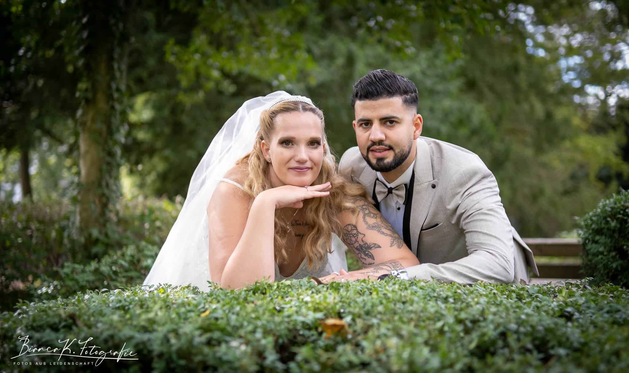 Hochzeitspaar im Grünen, professionelle Hochzeitsfotografie in Aachen.