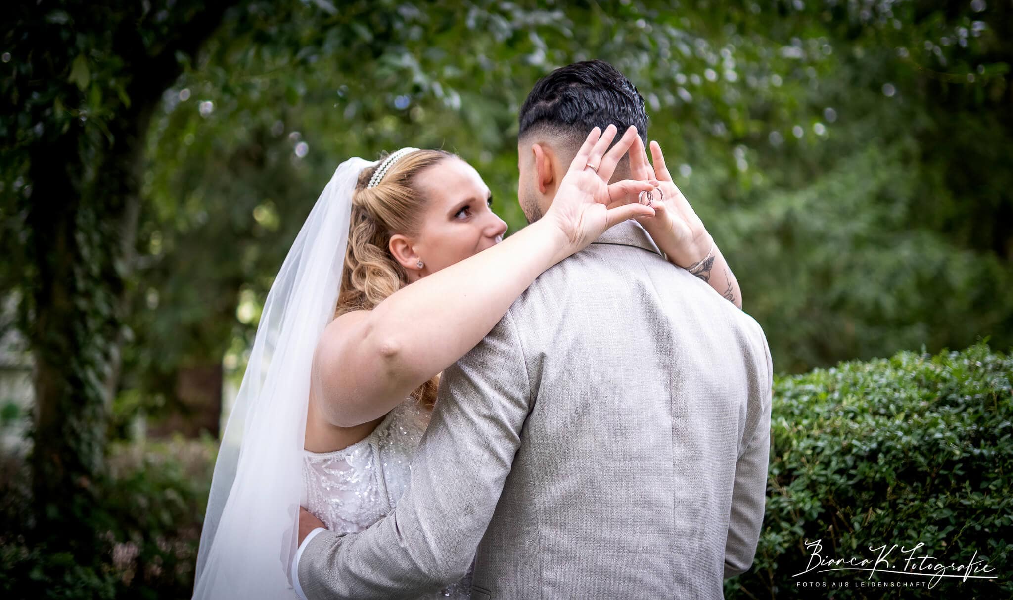 Trauungsfoto eines Paares im Grünen mit Fokus auf emotionale Momente.