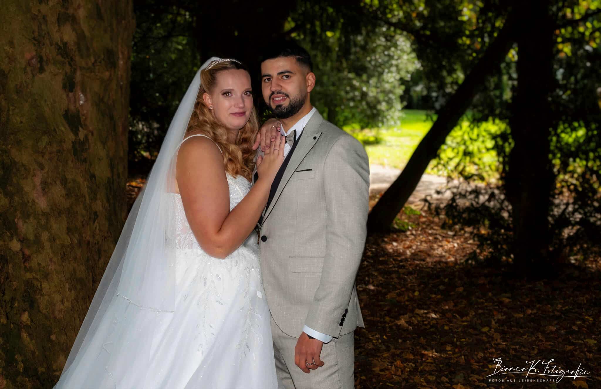 Hochzeitsfoto eines Paares im Grünen, romantische Hochzeitsfotografie in Aachen.