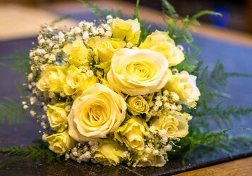 Gelbes Hochzeitsbouquet mit Rosen und Gypsophila.