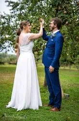 Traumpaar bei Hochzeitsshooting im Obstgarten, zelebrieren Liebe, Natur und Glück.