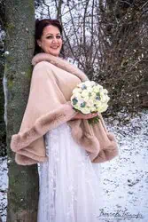 Hochzeitsbraut mit Brautstrauß im Schnee, Winter Hochzeit im Freien.