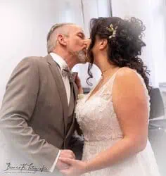 Hochzeitspaare küssen sich bei einer Trauung.