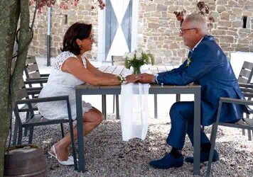 Trauung im Freien bei Sonnenlicht, Braut und Bräutigam halten Händchen, romantische Atmosphäre, Hochzeitsfotografie in Aachen.