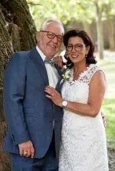 2. Hochzeitsfotograf Aachen, glückliches Brautpaar im Park.