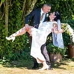 Trauung im Grünen, Hochzeitsfotograf Aachen, romantisches Brautpaarshooting im Garten.