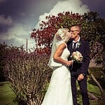 Brautpaar küssend im Garten