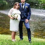 Braut und Bräutigam im Park