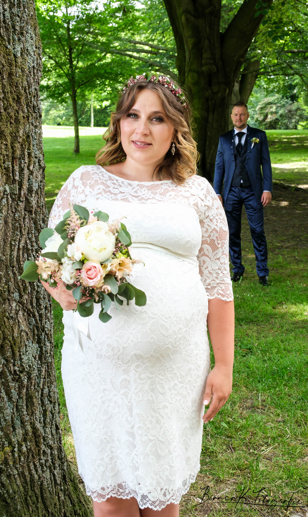 Brautin weißem Hochzeitskleid