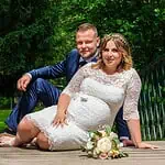 Hochzeitsfotografenmit Brautpaar auf Brücke