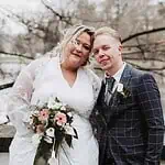 Hochzeitsfotografie im Freien mit Braut und Bräutigam, stimmungsvoll und emotional, romantisches Hochzeits-Paarshooting.