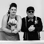 Modernes Hochzeitsfoto in Schwarz-Weiß mit Braut und Fotograf, kreative Hochzeitsfotografie in Aachen.