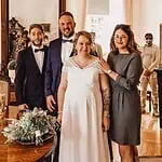 Hochzeit im eleganten Raum, Paar mit Freunden, festliche Atmosphäre, Hochzeitsfotografie in Aachen, professionelle Hochzeitsbilder.