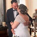 Kuss bei der Hochzeit im Standesamt