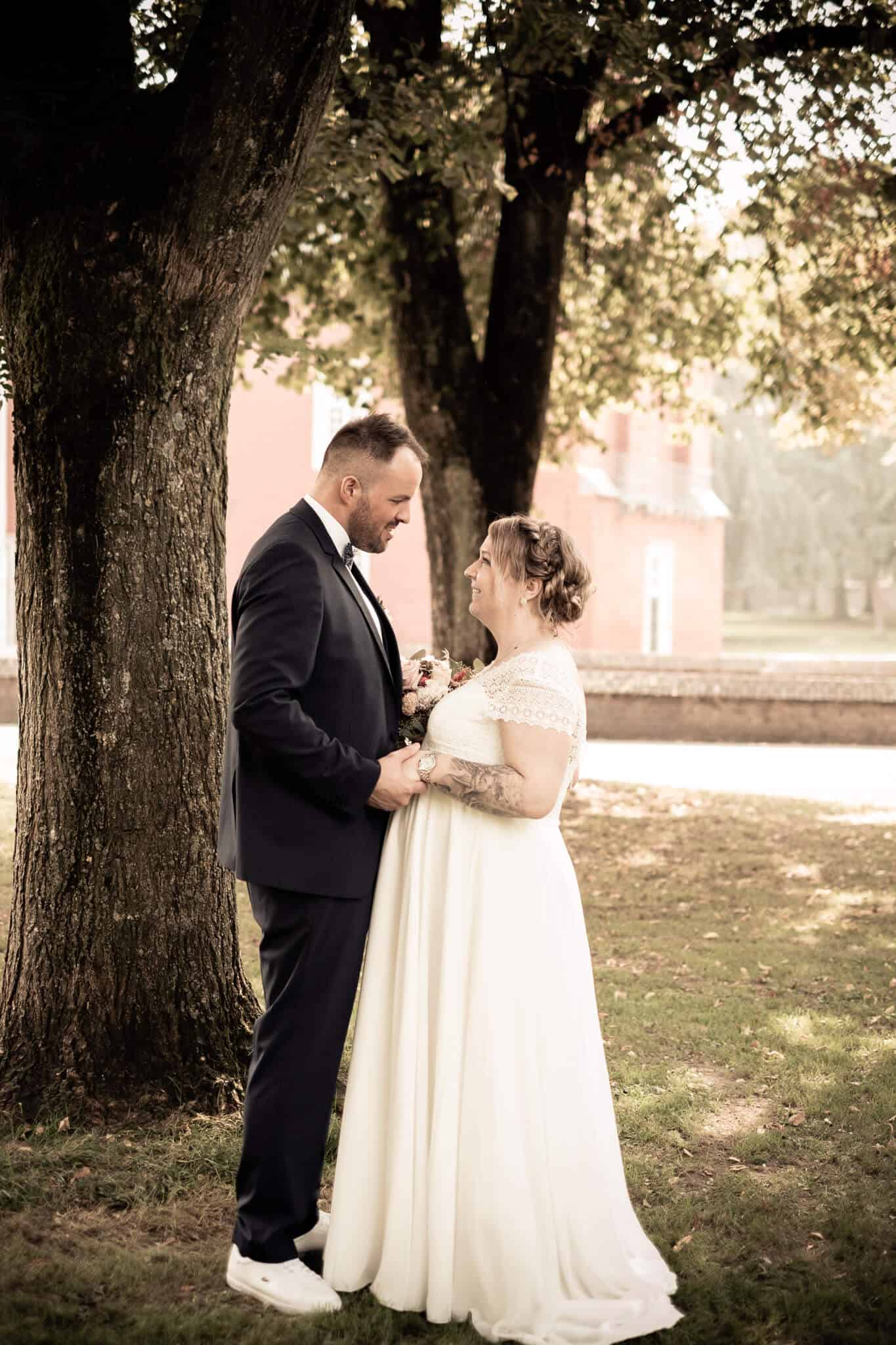 Hochzeitsfoto von Braut und Bräutigam im Park in Aachen, romantische Atmosphäre bei Sonnenuntergang.