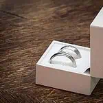 Hochzeitsringe in einer Schatulle