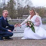 Hochzeitsfotograf Aachen, Braut und Bräutigam am Flussufer, kreative Liebesgeschichte.