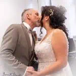 Hochzeitspaare küssen sich bei einer Trauung.