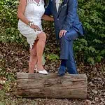 Elegantes Hochzeitsportrait im Wald mit Braut und Bräutigam in moderner Kleidung.