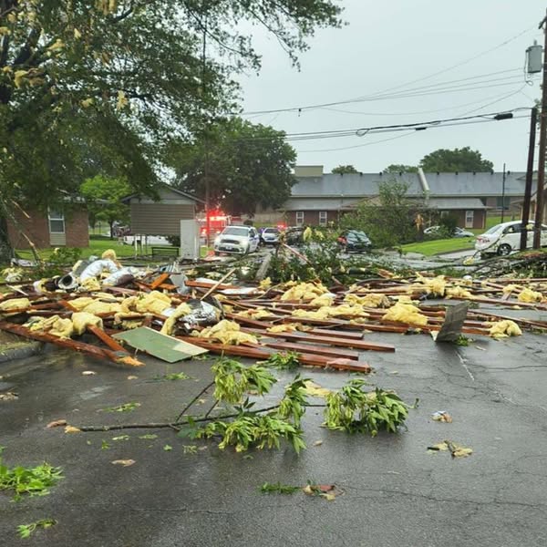 Significant Tornado Damage Van Buren Arkansas — Residents Urged to Avoid Impacted Streets 1 tornado damage Van Buren Arkansas