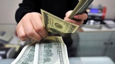 توقف سداد الدولارات عبر الصرّافات الإلكترونية يثير بلبلة… واتصالات رسمية لتدارك تداعيات السوق السوداء