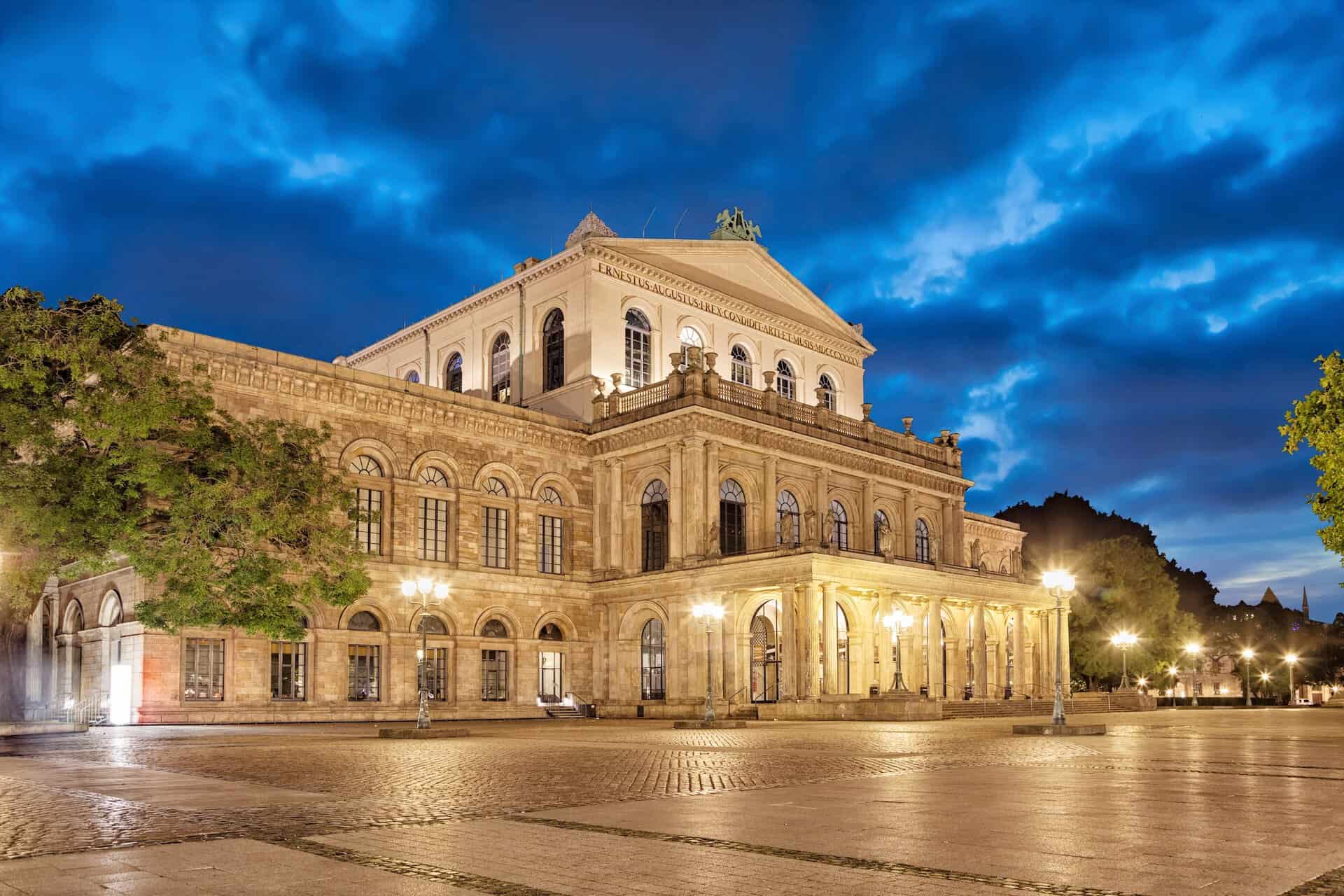Gebäude der Staatsoper Hannover am Abend, Niedersachsen, Deutschland
