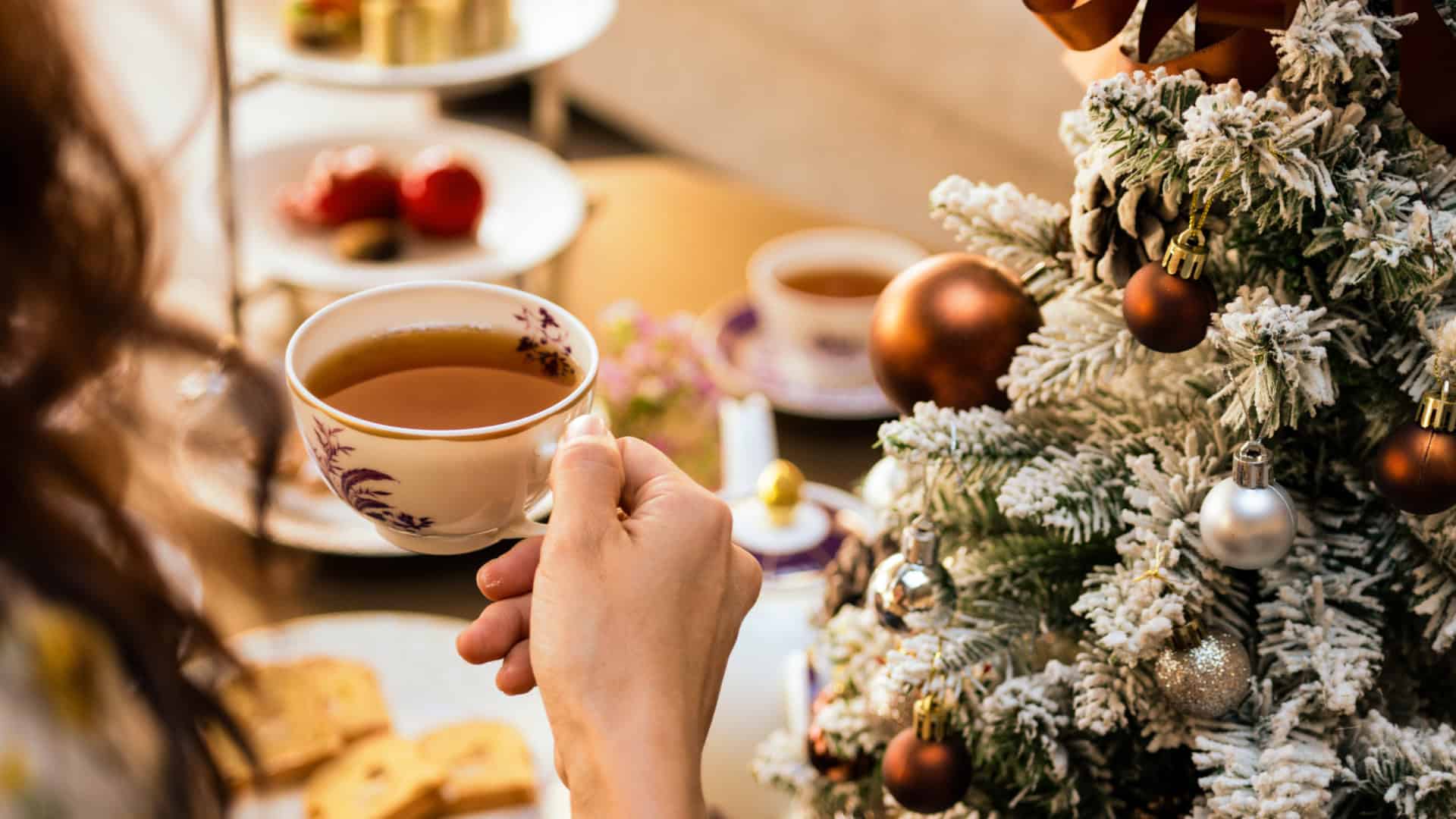 Coq au Vin mit Rotweinsauce, Champignons, Zwiebeln, Karotten und Speck, dazu Rosmarinkartoffeln.