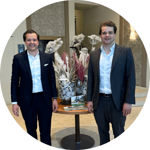 Porträt von Alexander und Richard Rueter in der Lobby des Central-Hotel Kaiserhof