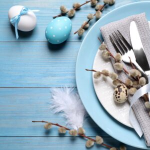 Gedeck mit Osterdekoration