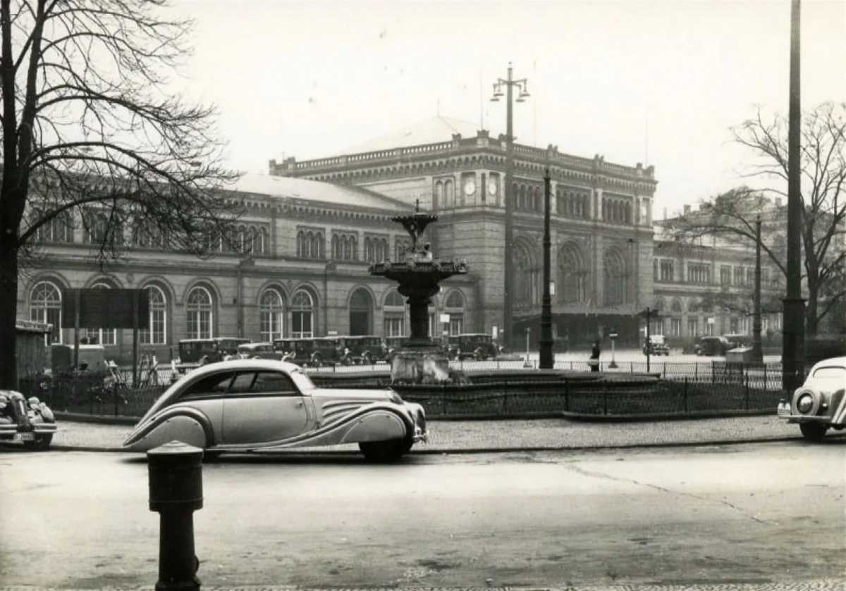 Parkende Automobile auf dem Ernst-August-Platz vor dem Central-Hotel Kaiserhof, Ende der 1920er Jahre
