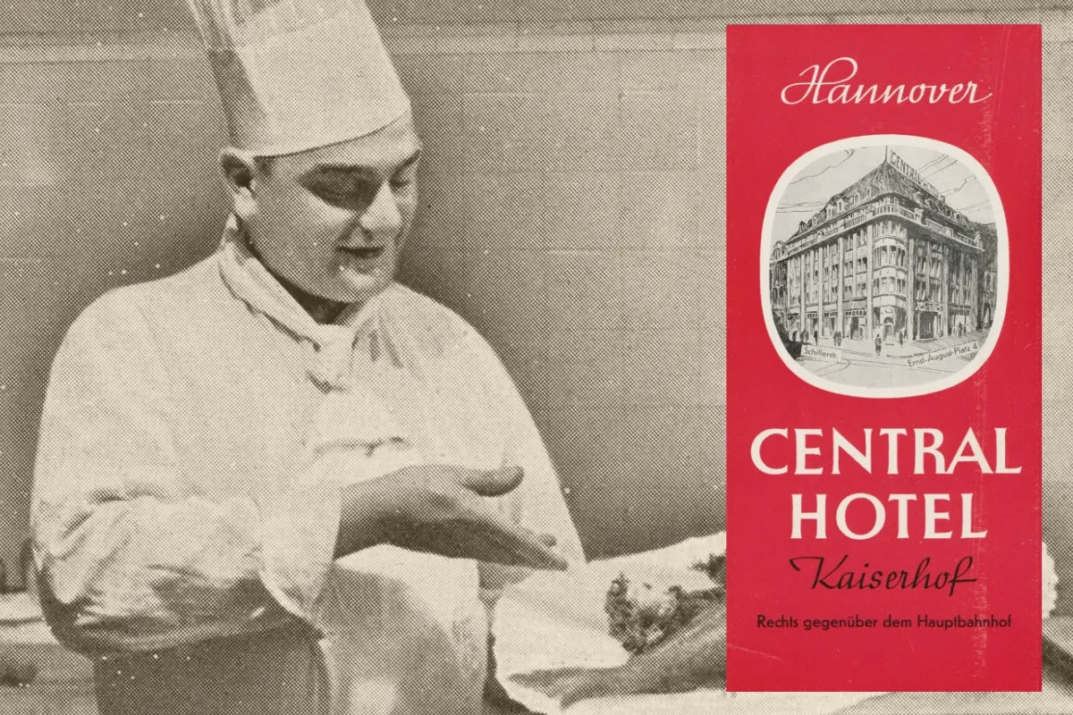 Ein Koch des Central-Hotel Kaiserhof präsentiert die leuchtend rote erste Werbebroschüre, Mitte der 1930er Jahre
