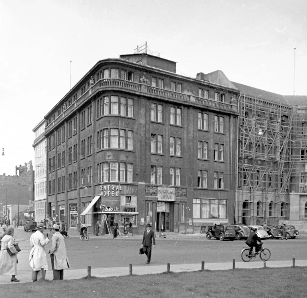 Das wiederaufgebaute Central-Hotel Kaiserhof um 1950