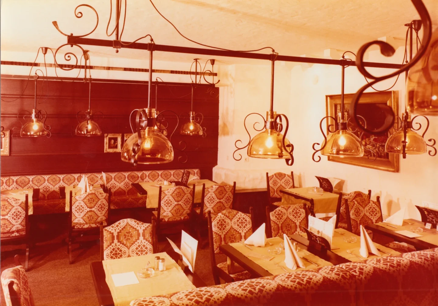 Das neu eröffnete Restaurant Brunnenhof im Untergeschoss des Central-Hotel Kaiserhof, 1974