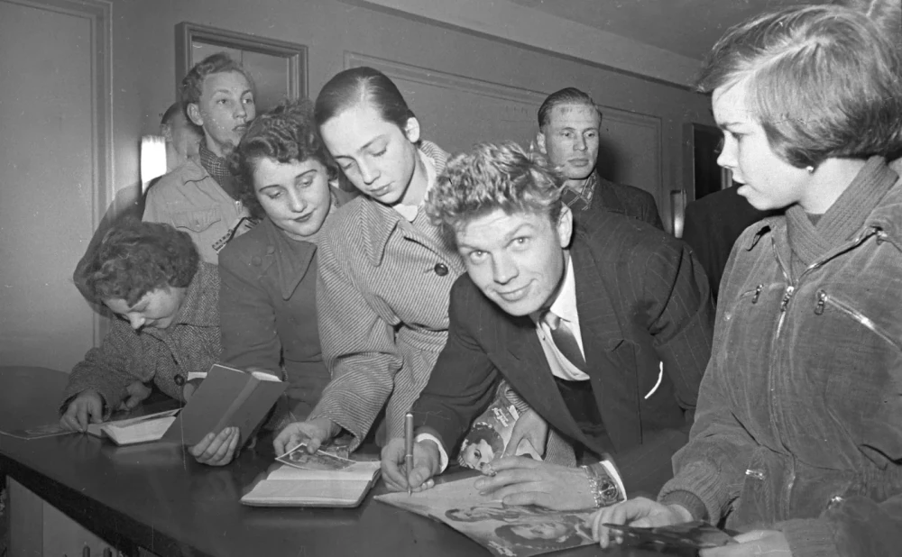 Der Schauspieler Hardy Krüger gibt 1951 umringt von Fans Autogramme an der Rezeption des Central-Hotel Kaiserhof