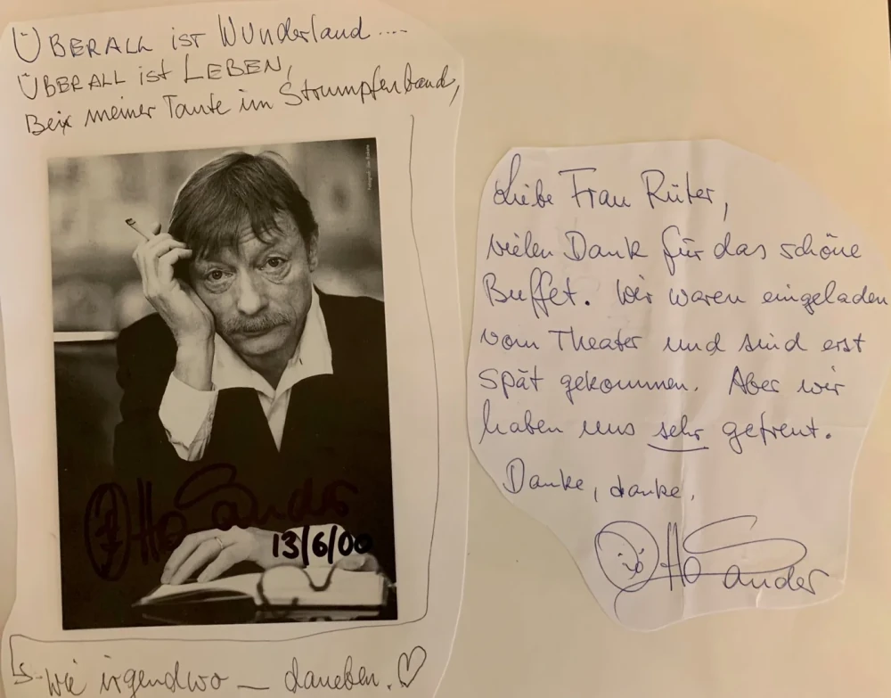 Aufgeschlagene Gästebuchseite mit dem handschriftlichen Gruß und der Unterschrift von Otto Sander
