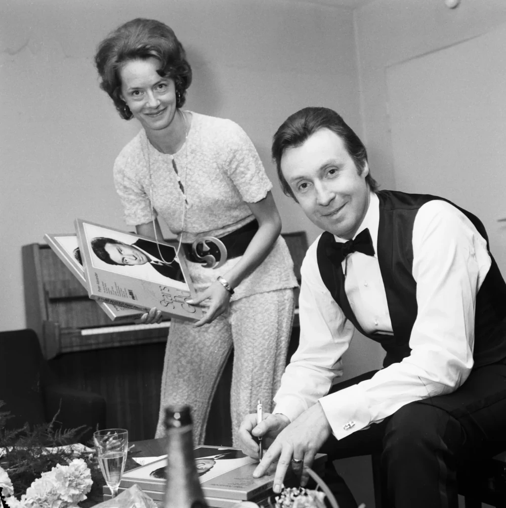 Der Entertainer Peter Alexander sitzt mit einer Begleiterin an einem Tisch im Central-Hotel Kaiserhof, frühe 1970er Jahre