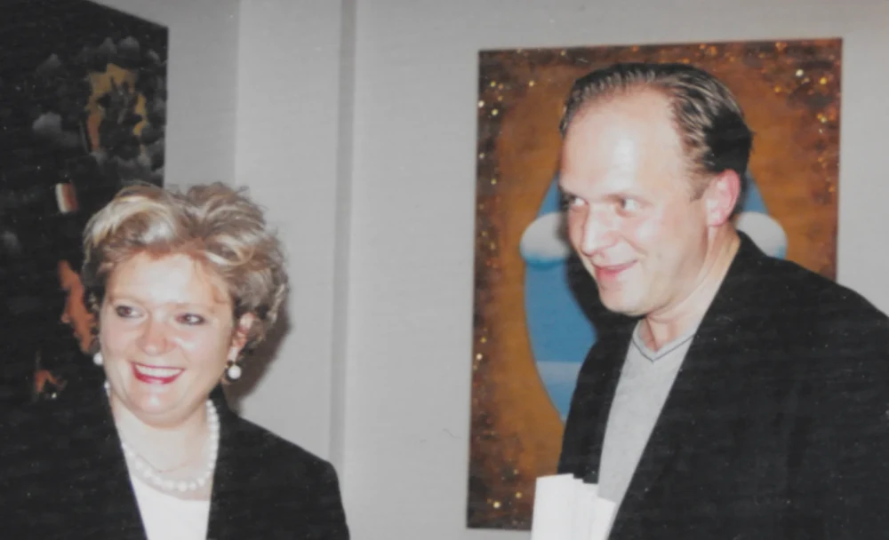 Birgitt Rüter im Gespräch mit dem Schauspieler Ulrich Tukur bei einem Empfang im Jahr 2000