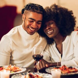 Glückliches Paar beim Dinner