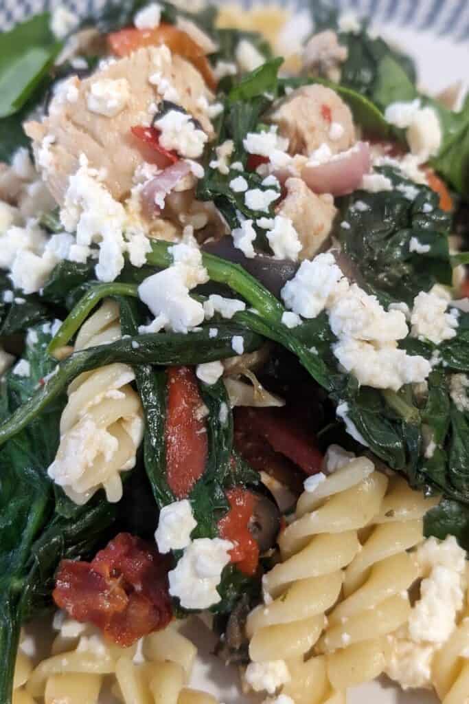 Easy Mediterranean Pasta With Chicken and Spinach (4)