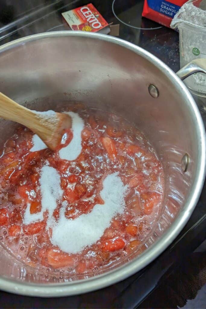 adding white sugar to cooked fruit