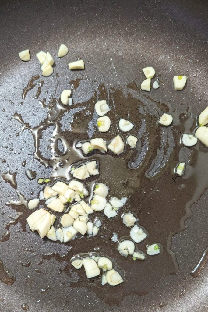 fresh garlic and olive oil in fry pan